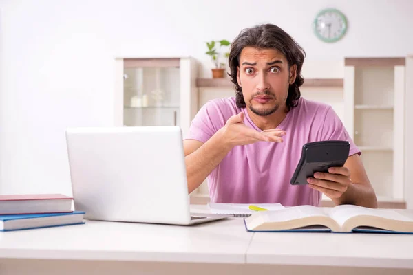 Joven estudiante masculino preparándose para los exámenes en casa —  Fotos de Stock