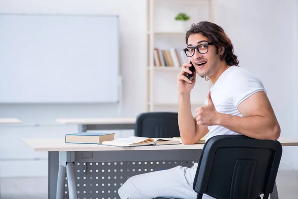 Jeune étudiant devant le tableau blanc — Photo