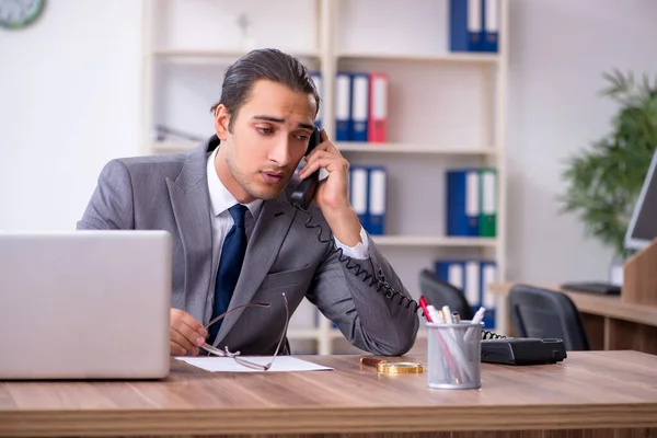 Homme d'affaires malheureux dans le bureau — Photo