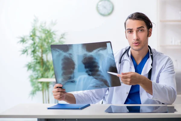 Ung manlig läkare som arbetar på kliniken — Stockfoto