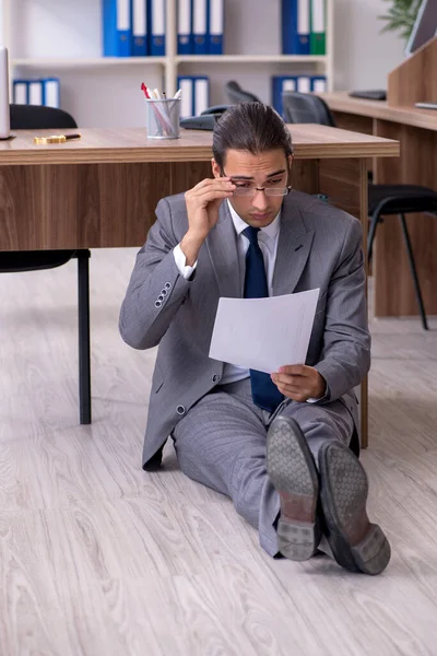 Unglücklicher männlicher Geschäftsmann im Büro — Stockfoto