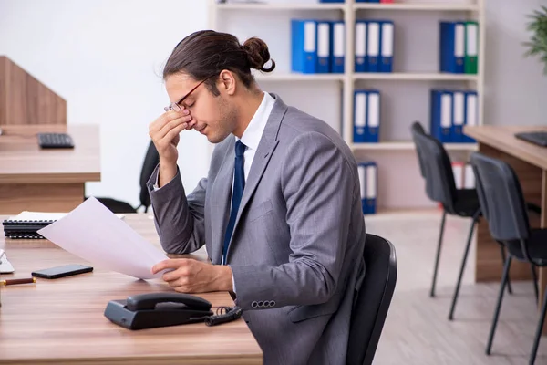 Homme d'affaires malheureux dans le bureau — Photo