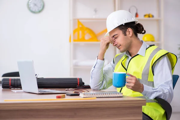 Junger männlicher Architekt arbeitet im Büro — Stockfoto