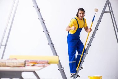 Genç adam müteahhit evde yenileme yapıyor