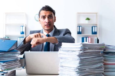 Ağır evrak işleriyle uğraşan bir iş adamı