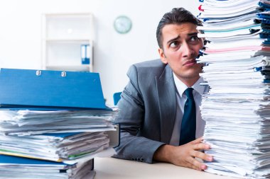 Ağır evrak işleriyle uğraşan bir iş adamı