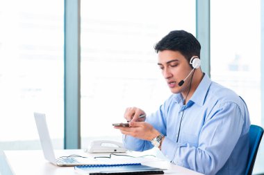 İş konseptinde erkek çağrı merkezi operatörü