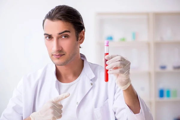 연구실에서 일하는 젊은 남성 화학자 — 스톡 사진