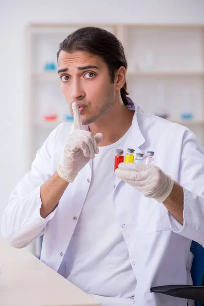 Jeune chimiste masculin travaillant dans le laboratoire — Photo