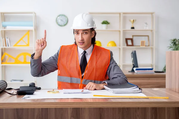 Junger männlicher Architekt arbeitet im Büro — Stockfoto