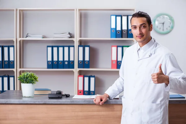 Jeune homme médecin à la réception à l'hôpital — Photo