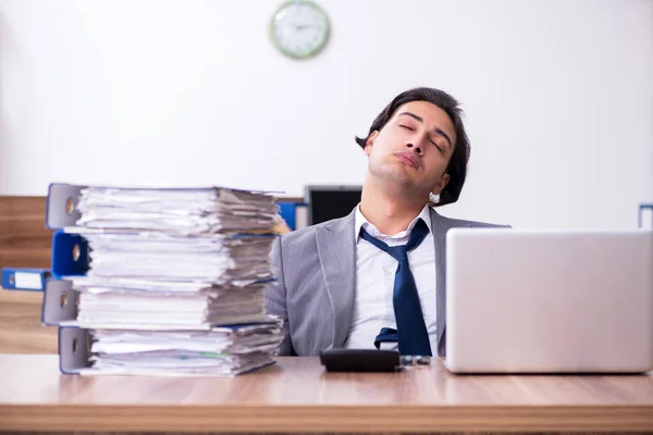 Junge männliche Mitarbeiter unzufrieden mit exzessiver Arbeit — Stockfoto