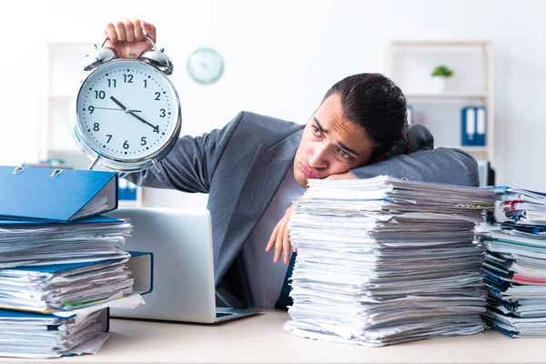 Businessman with heavy paperwork workload — Stock Photo, Image