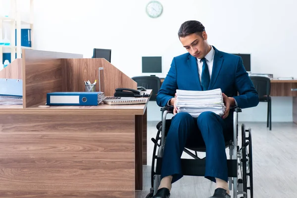 Junge männliche Angestellte im Rollstuhl — Stockfoto