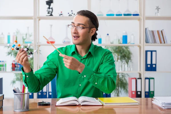 Étudiant en chimie étudiant pour les examens — Photo