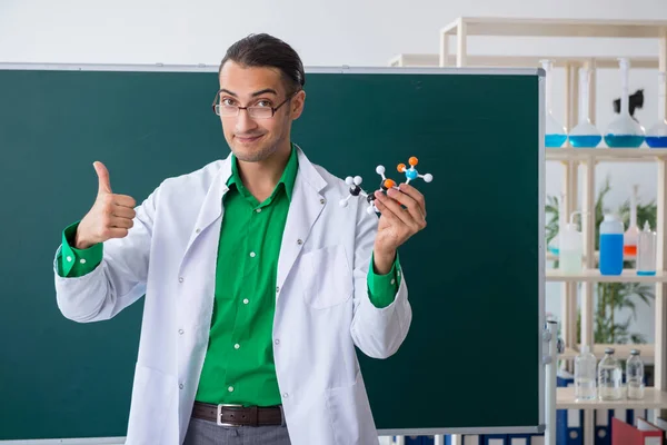Jeune professeur de chimiste devant le tableau noir — Photo