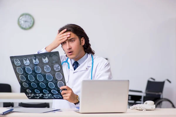 Young male doctor radiologist working in the clinic — Stock Photo, Image