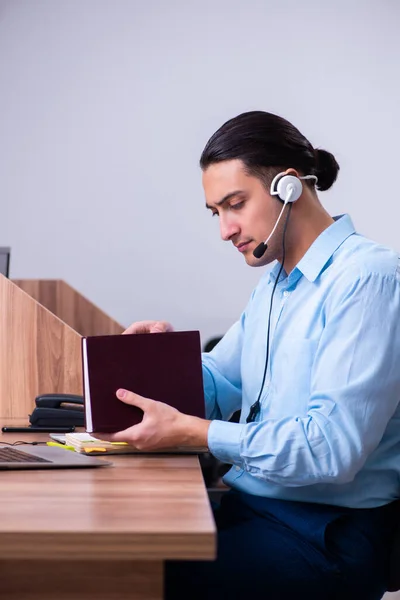 Operador de call center trabalhando em sua mesa — Fotografia de Stock