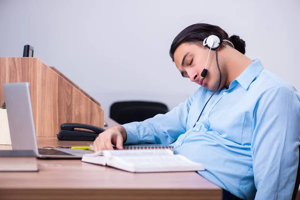 Operador de centro de llamadas trabajando en su escritorio —  Fotos de Stock