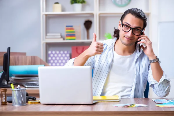 Joven diseñador masculino trabajando en la oficina —  Fotos de Stock