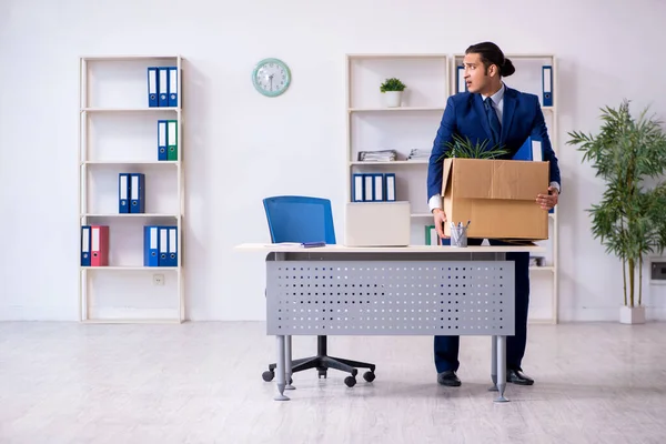 Junge Mitarbeiter werden entlassen — Stockfoto