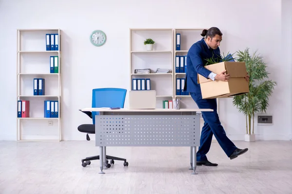 Junge Mitarbeiter werden entlassen — Stockfoto