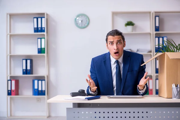 Despedir a un joven empleado — Foto de Stock