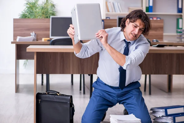 Junge männliche Mitarbeiter und zu viele Arbeit im Büro — Stockfoto