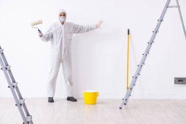 İnşaat alanında çalışan bir ressam.