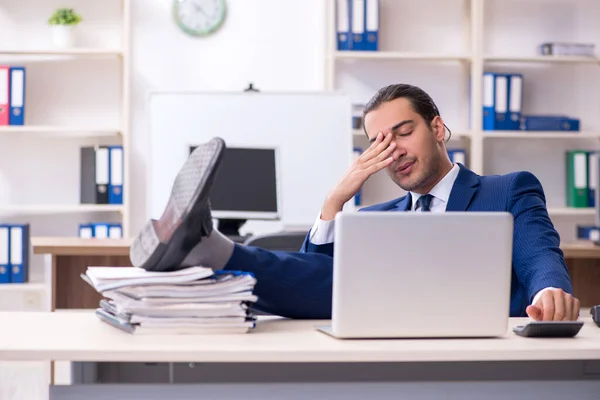 Jeune homme d'affaires travaillant dans le bureau — Photo