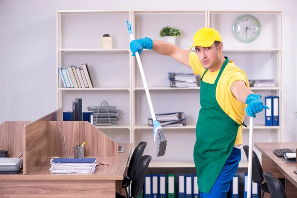 Jeune entrepreneur qui nettoie le bureau — Photo