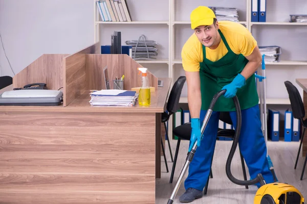 Jonge mannelijke aannemer schoonmaken van het kantoor — Stockfoto
