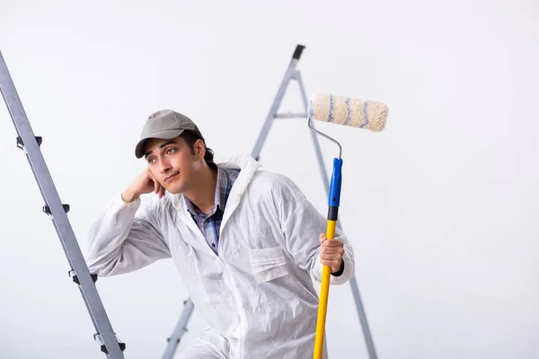 Pintor trabajando en obra — Foto de Stock