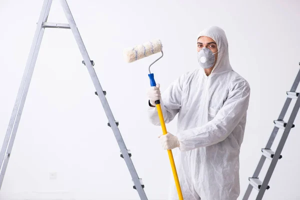 Pintor trabajando en obra — Foto de Stock