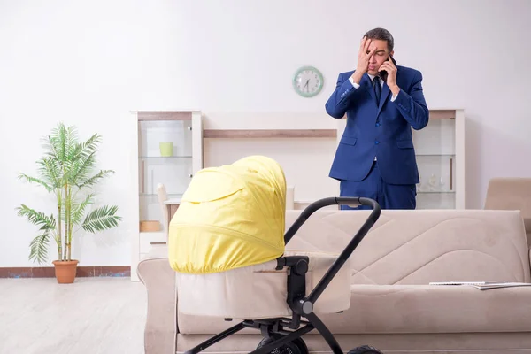 Jovem empresário cuidando do bebê — Fotografia de Stock