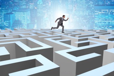 İşadamı labirentten kaçmaya çalışıyor.