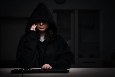 Ofiste güvenlik duvarını hackleyen kadın hacker.