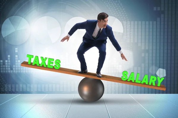 Affärsman balansera mellan skatter och löner — Stockfoto