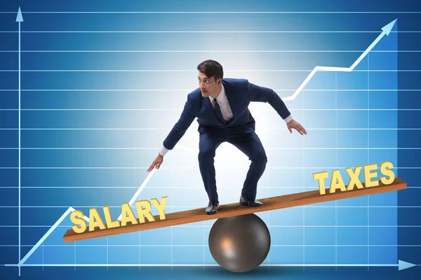 Empresario equilibrio entre impuestos y salario — Foto de Stock
