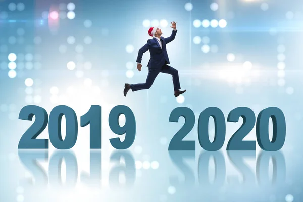 Imprenditore che salta dall'anno 2019 al 2020 — Foto Stock