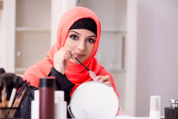 Vacker kvinna i hijab tillämpa make-up — Stockfoto