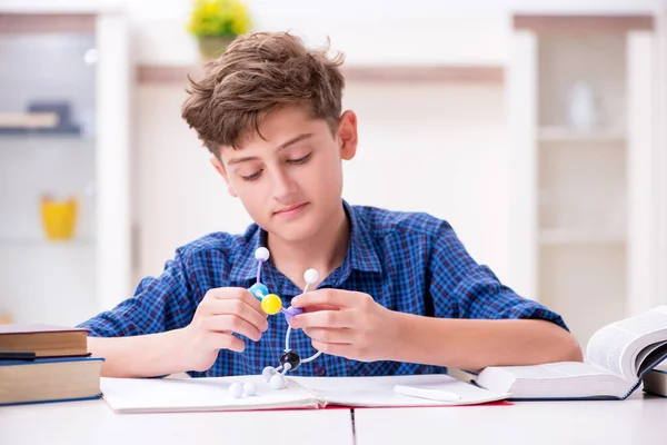 Criança se preparando para a escola em casa — Fotografia de Stock