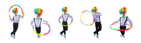 Lustiger Clown mit Hula-Hoop-Reifen auf weiß — Stockfoto