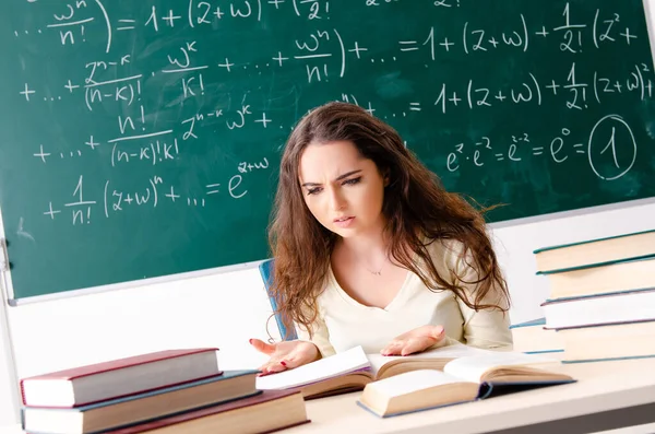 Jovem professora de matemática feminina na frente do quadro — Fotografia de Stock