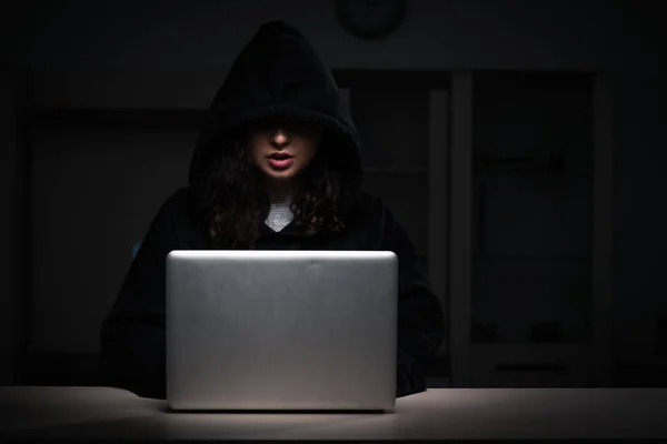 Femmina hacker hacking firewall di sicurezza in ritardo in ufficio — Foto Stock