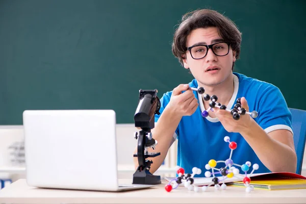 Jonge mannelijke student in de klas — Stockfoto