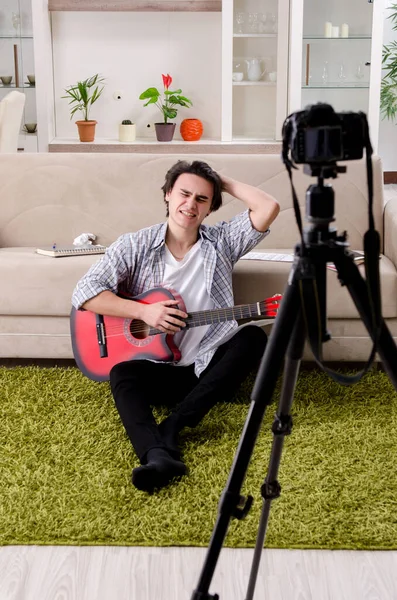 Joven guitarrista grabación de vídeo para su blog — Foto de Stock