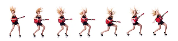 Žena kytara hráč izolovaný na bílém — Stock fotografie