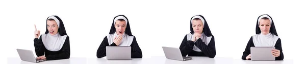 Zakonnica pracująca na laptopie - koncepcja religijna — Zdjęcie stockowe