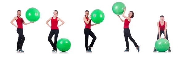 スイスのボールで運動する若い女性 — ストック写真